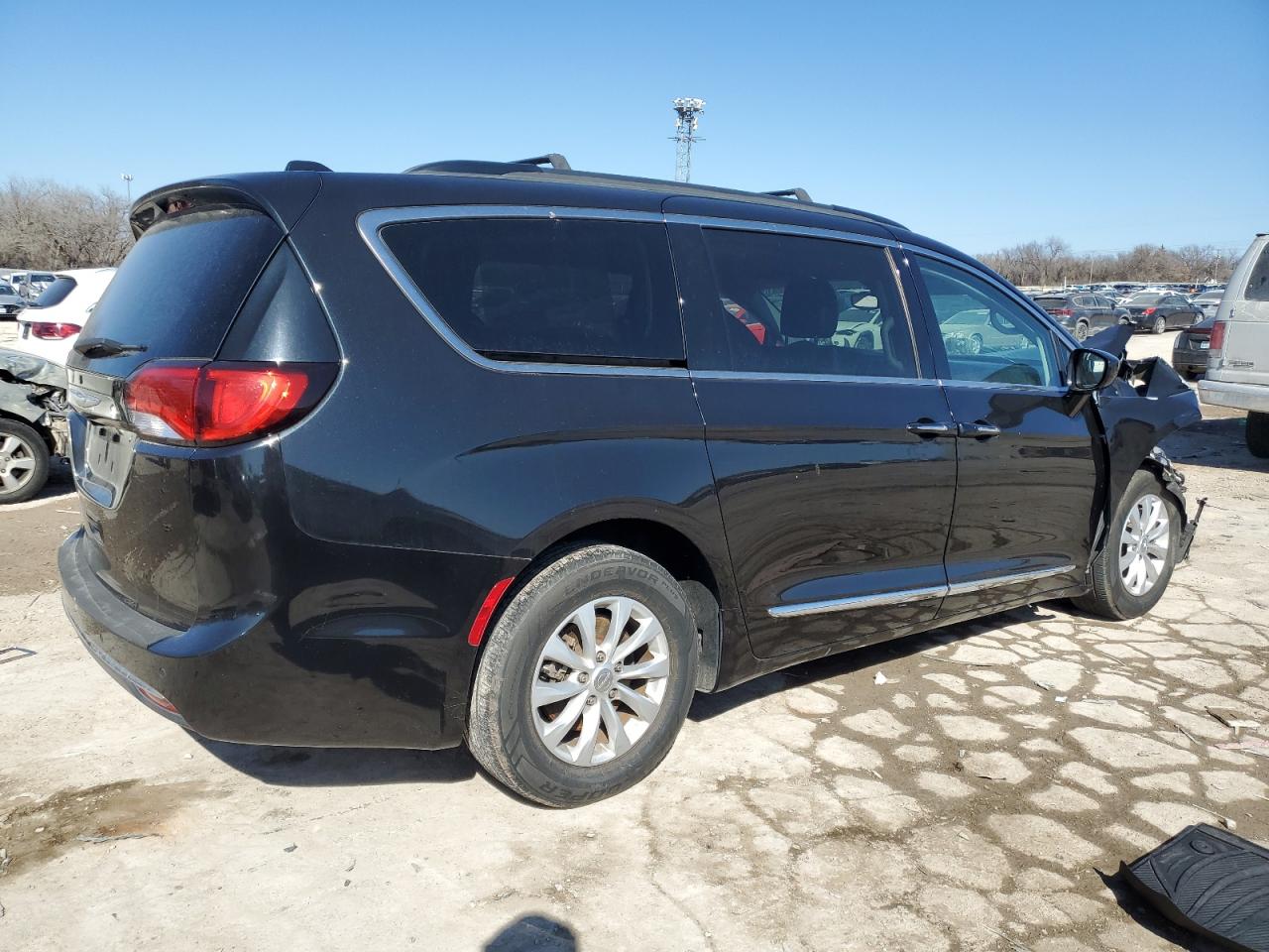 2017 Chrysler Pacifica - Image 3