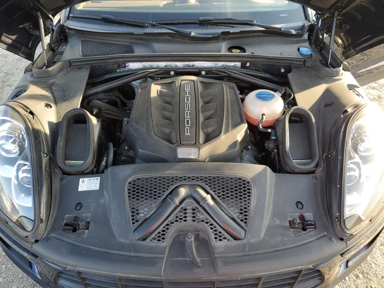 2016 Porsche Macan - Image 11