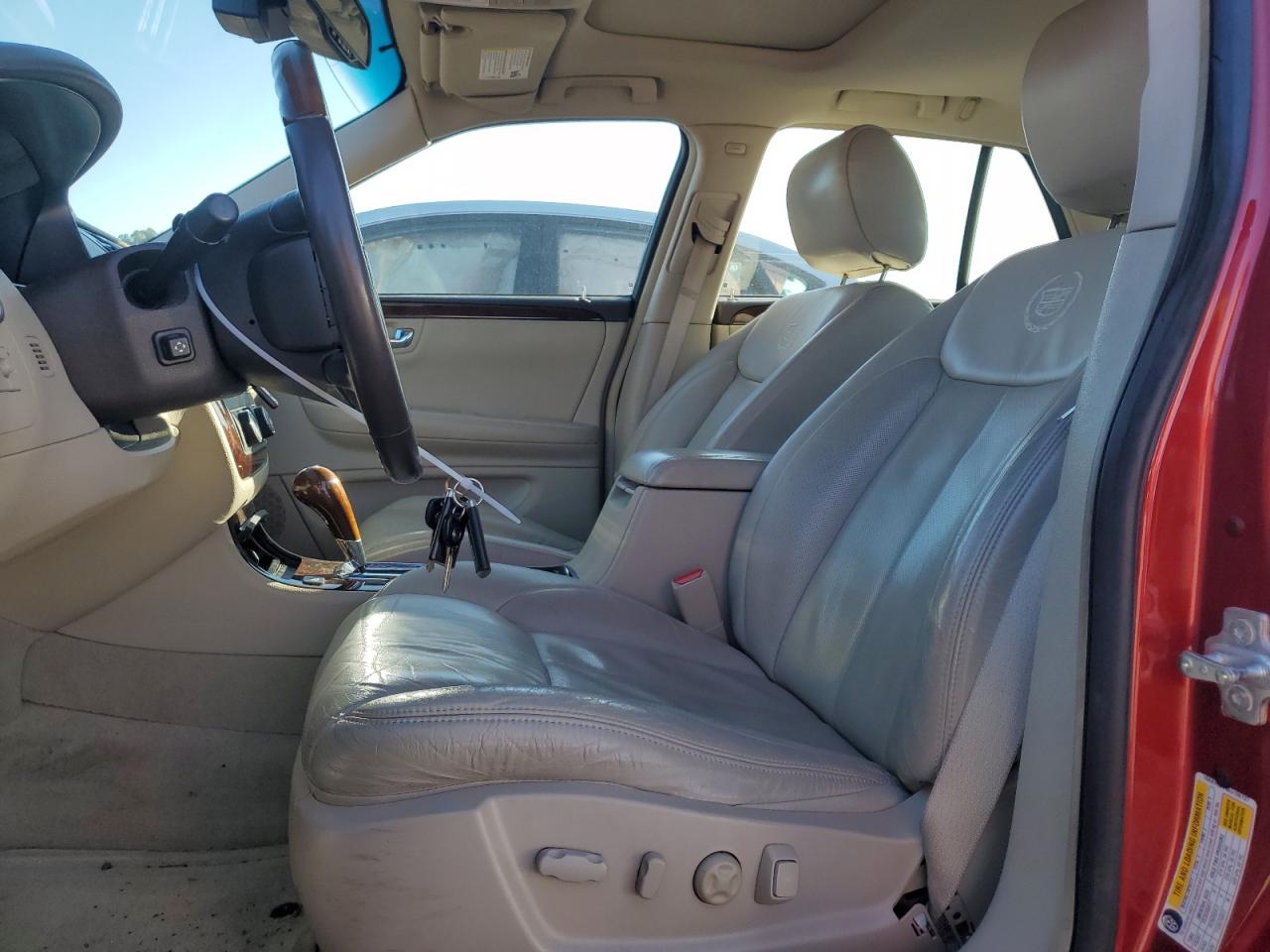 2010 Cadillac DTS - Image 7
