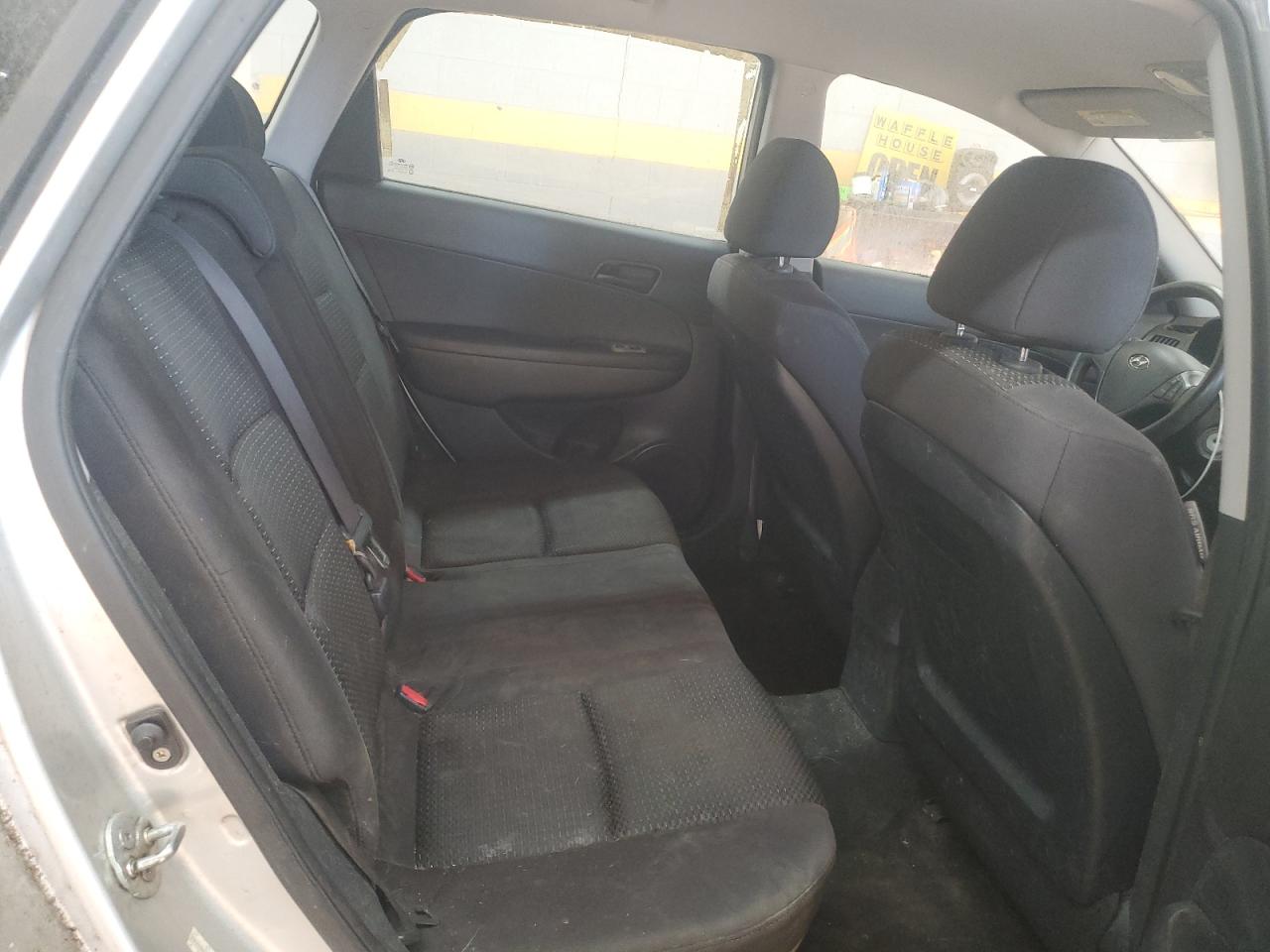 2011 Hyundai Elantra - Image 10