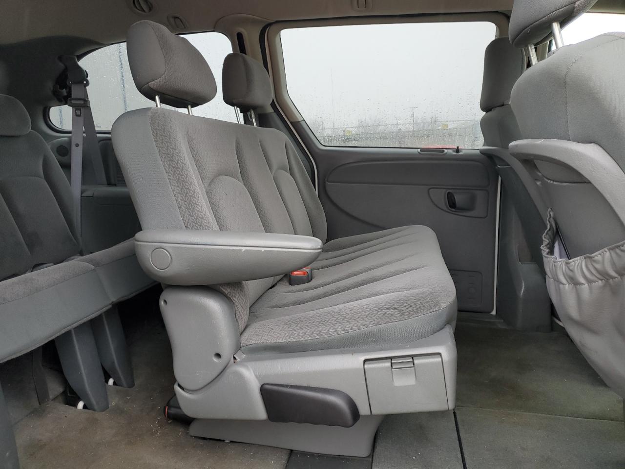 2005 Dodge Caravan - Image 11