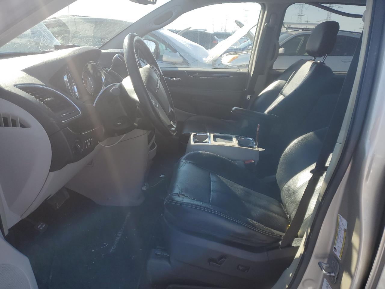 2014 Chrysler Town & Country - Image 7
