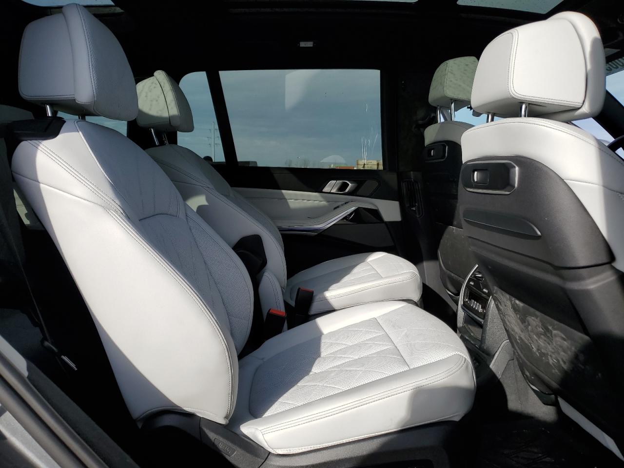 2023 BMW X7 - Image 11