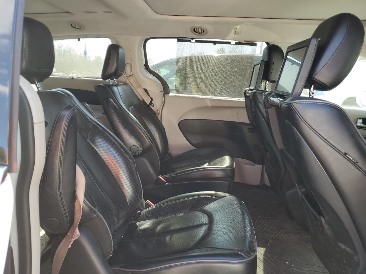 2018 Chrysler Pacifica - Image 11