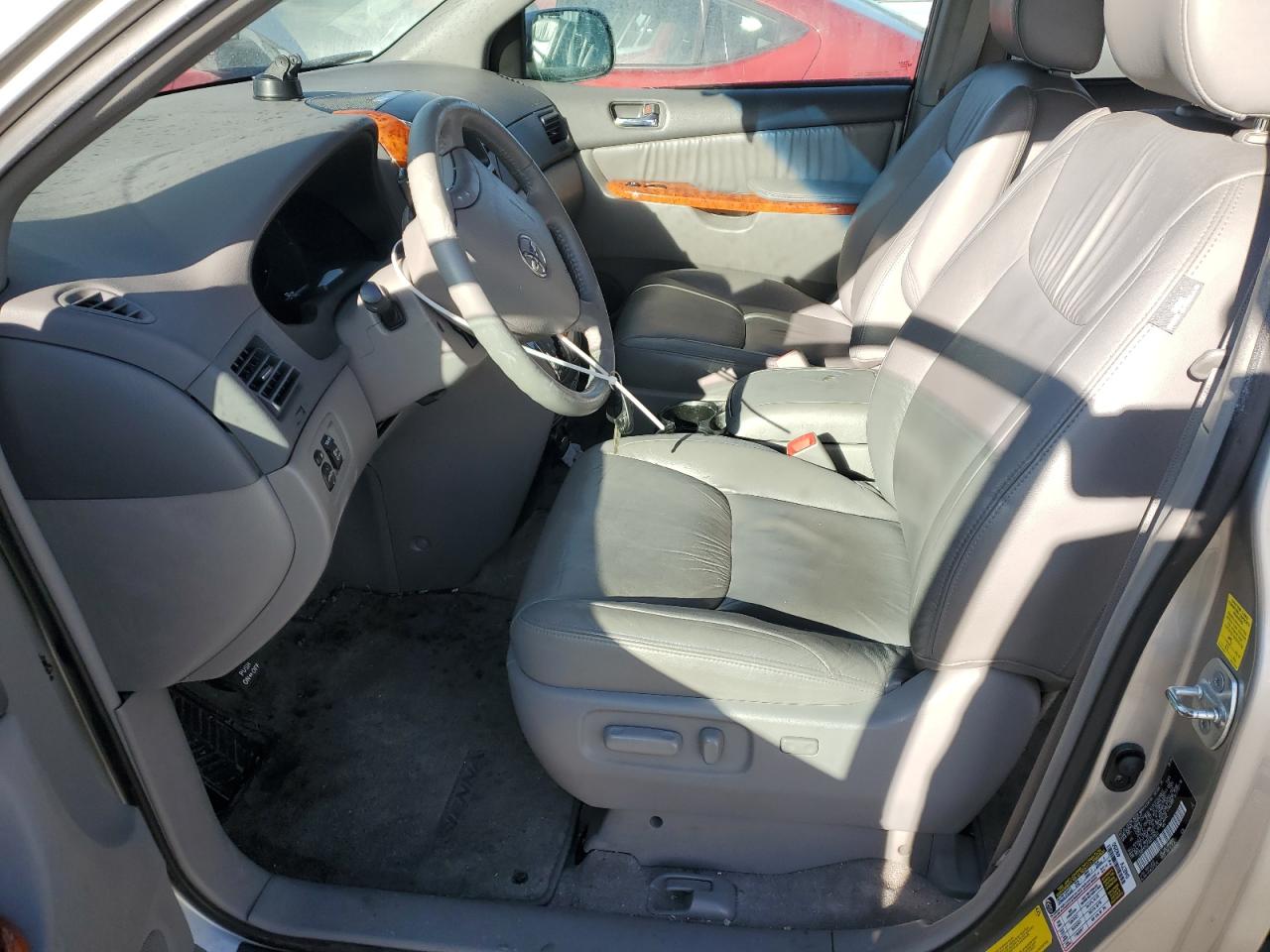 2010 Toyota Sienna - Image 7