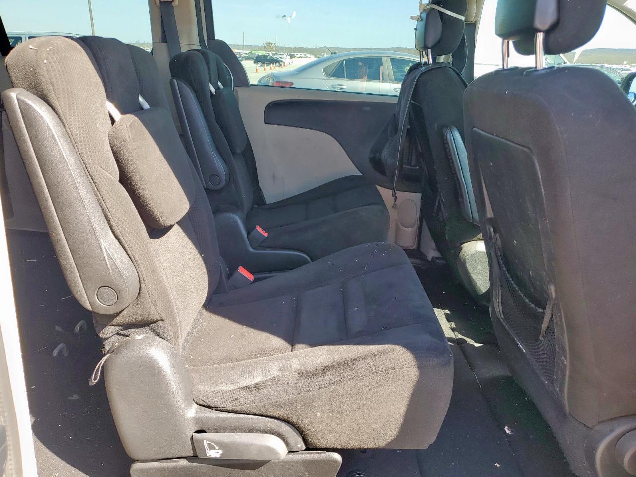 2015 Dodge Caravan - Image 12