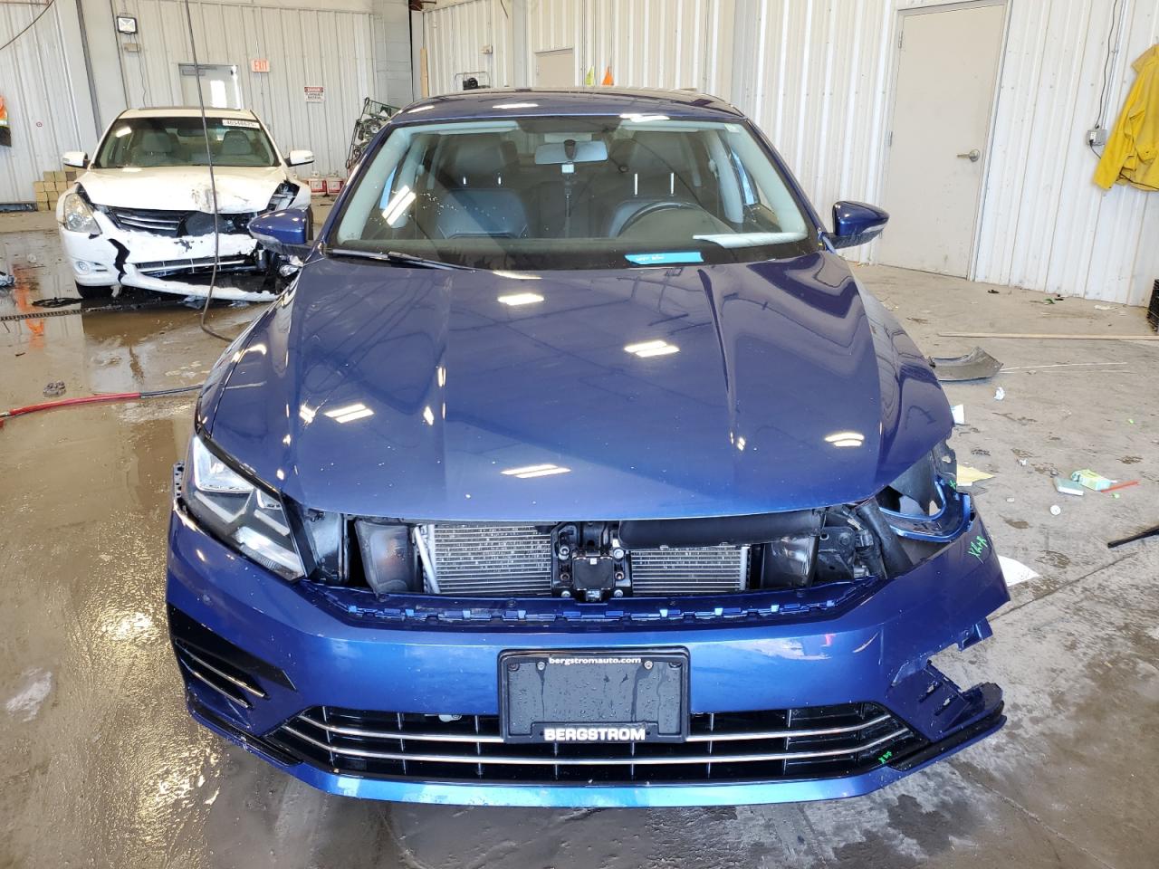 2017 Volkswagen Passat - Image 5