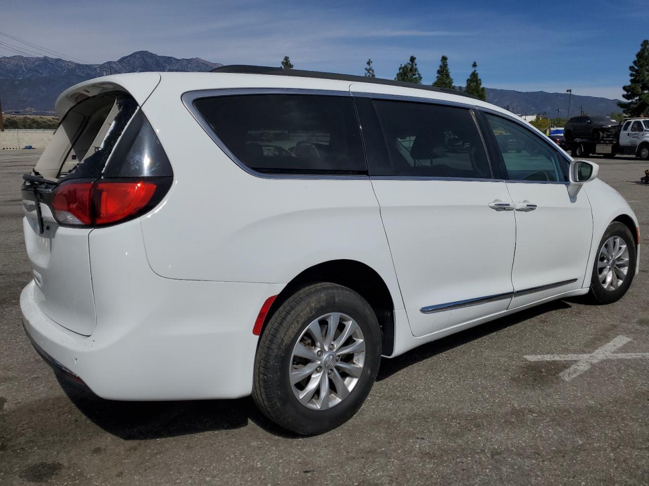 2017 Chrysler Pacifica - Image 3