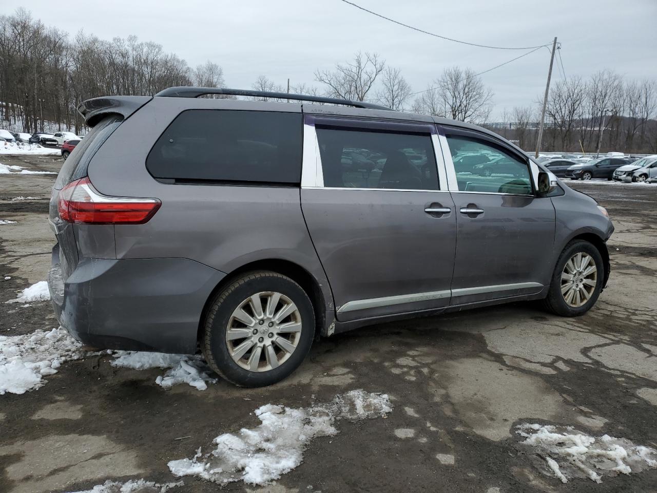 2015 Toyota Sienna - Image 3