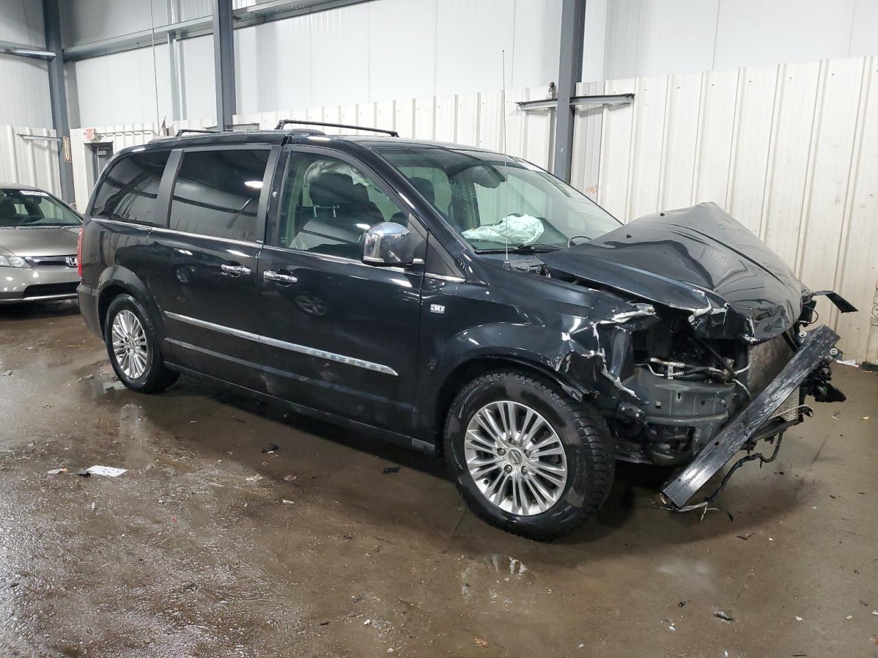 2014 Chrysler Town & Country - Image 4