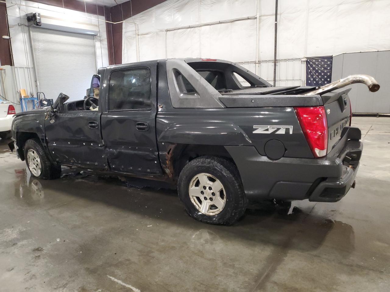 2005 Chevrolet Avalanche - Image 2