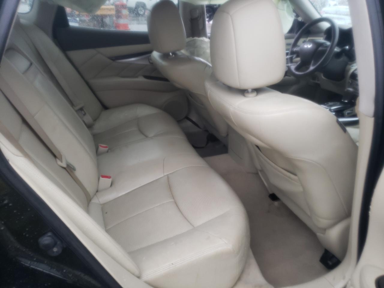 2011 Infiniti M - Image 11