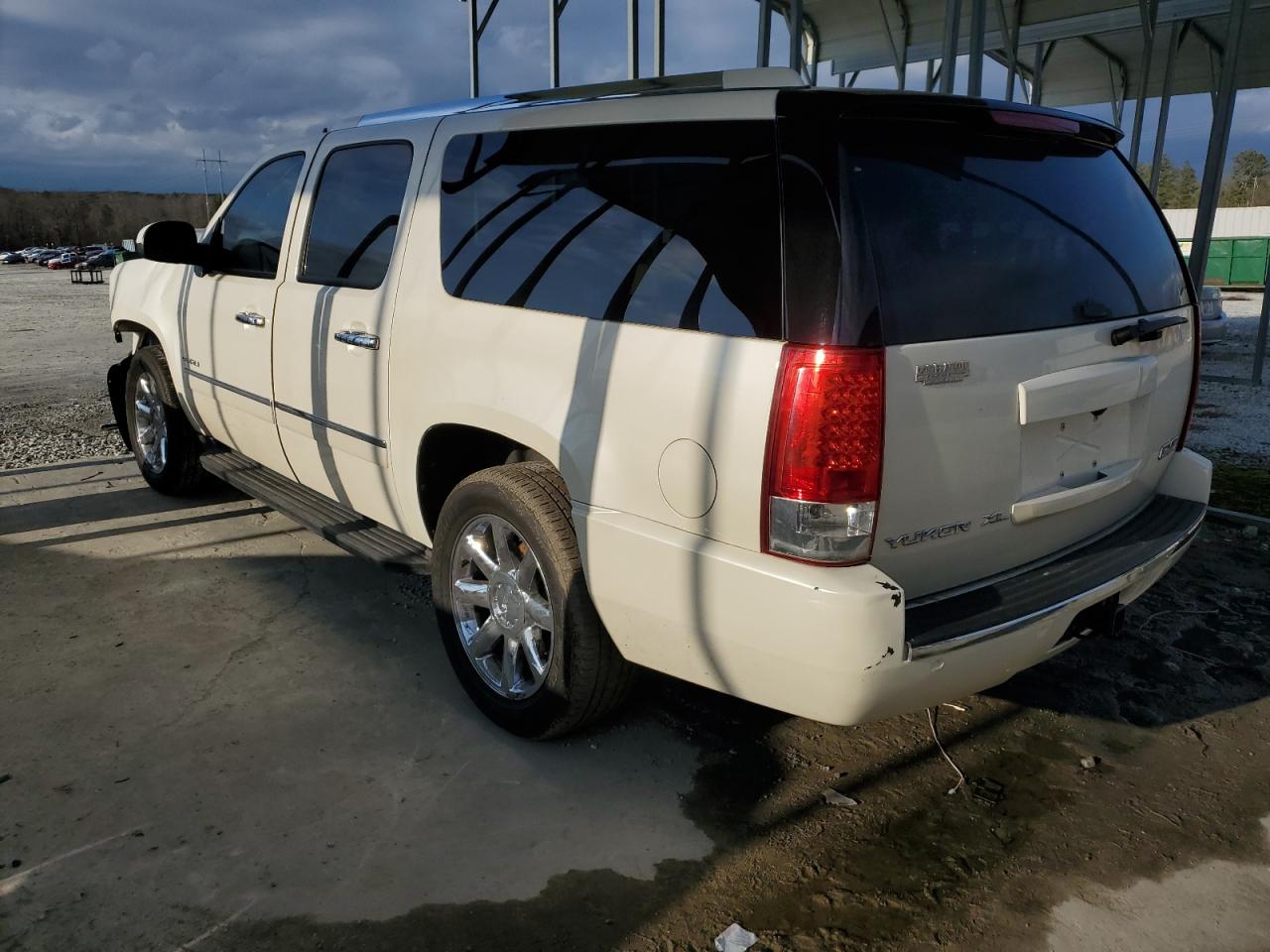 2010 GMC Yukon - Image 2