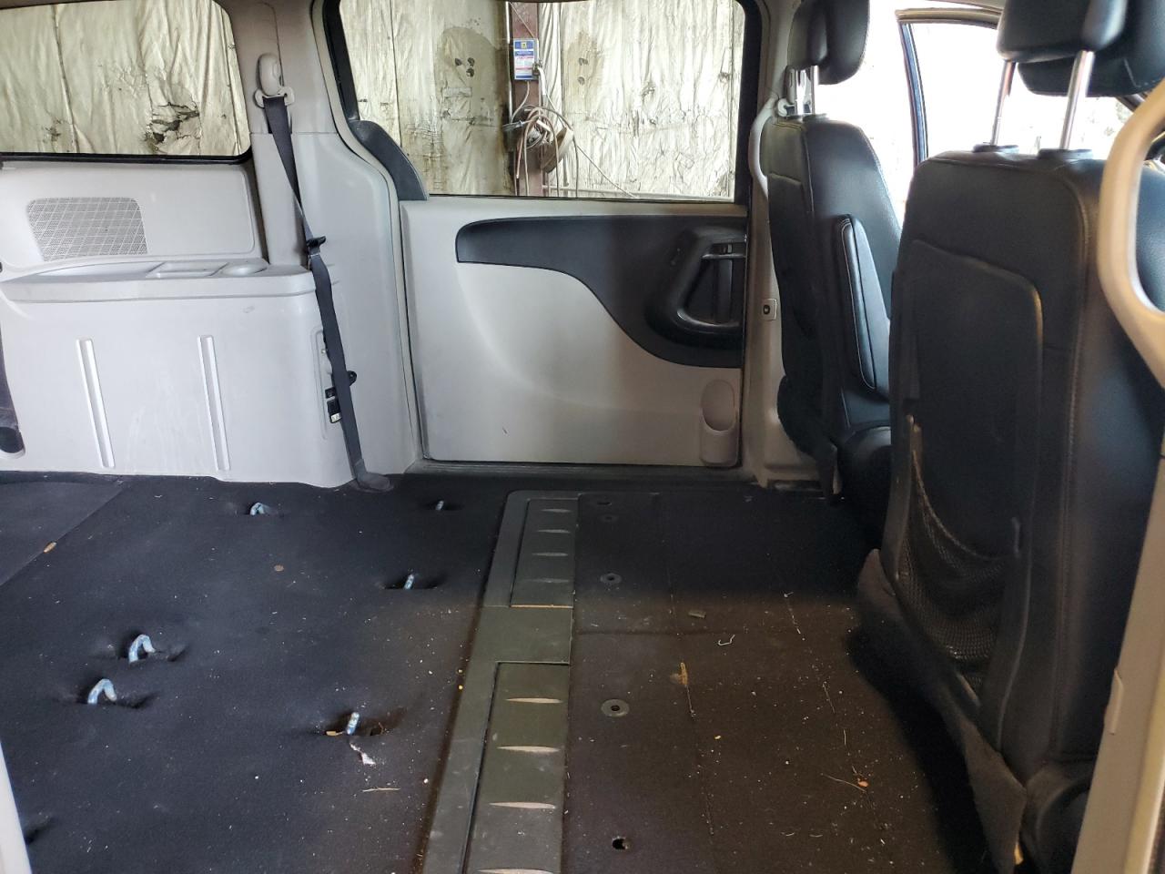 2016 Chrysler Town & Country - Image 11