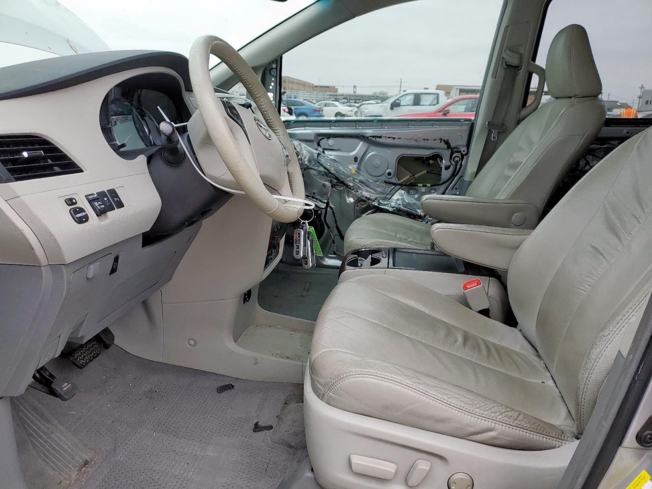 2011 Toyota Sienna - Image 7