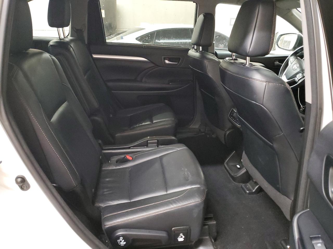 2016 Toyota Highlander - Image 11