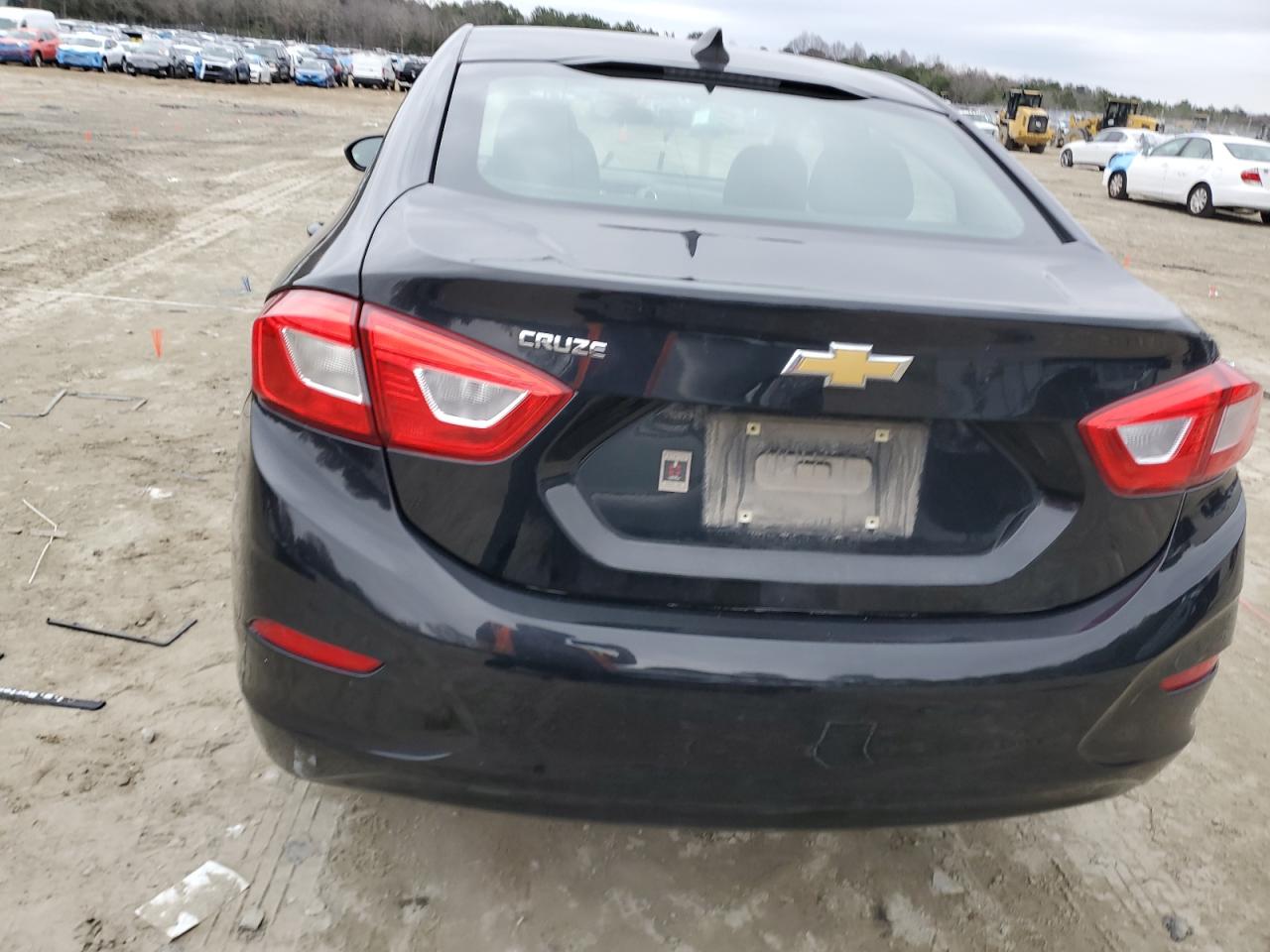 2018 Chevrolet Cruze - Image 6