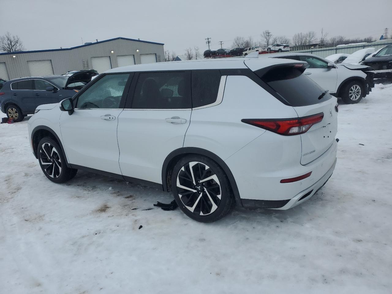 2024 Mitsubishi Outlander - Image 2