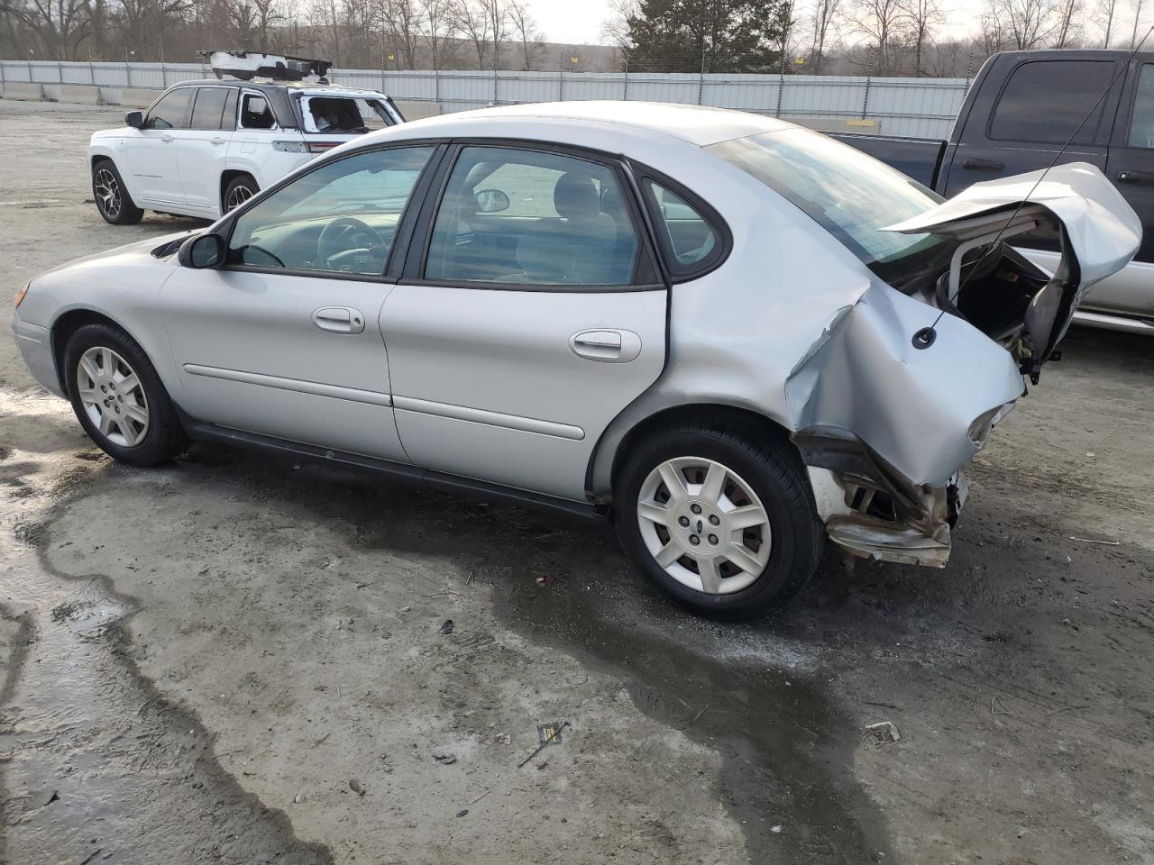 2005 Ford Taurus - Image 2