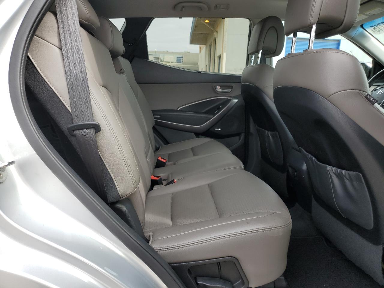 2016 Hyundai Santa Fe - Image 10