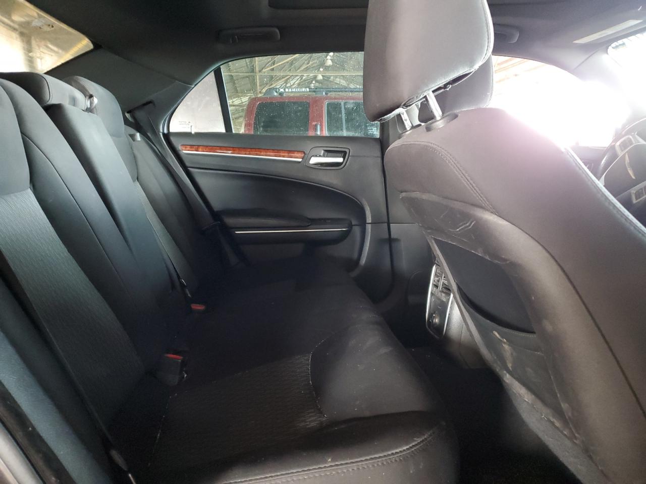 2014 Chrysler 300 - Image 10