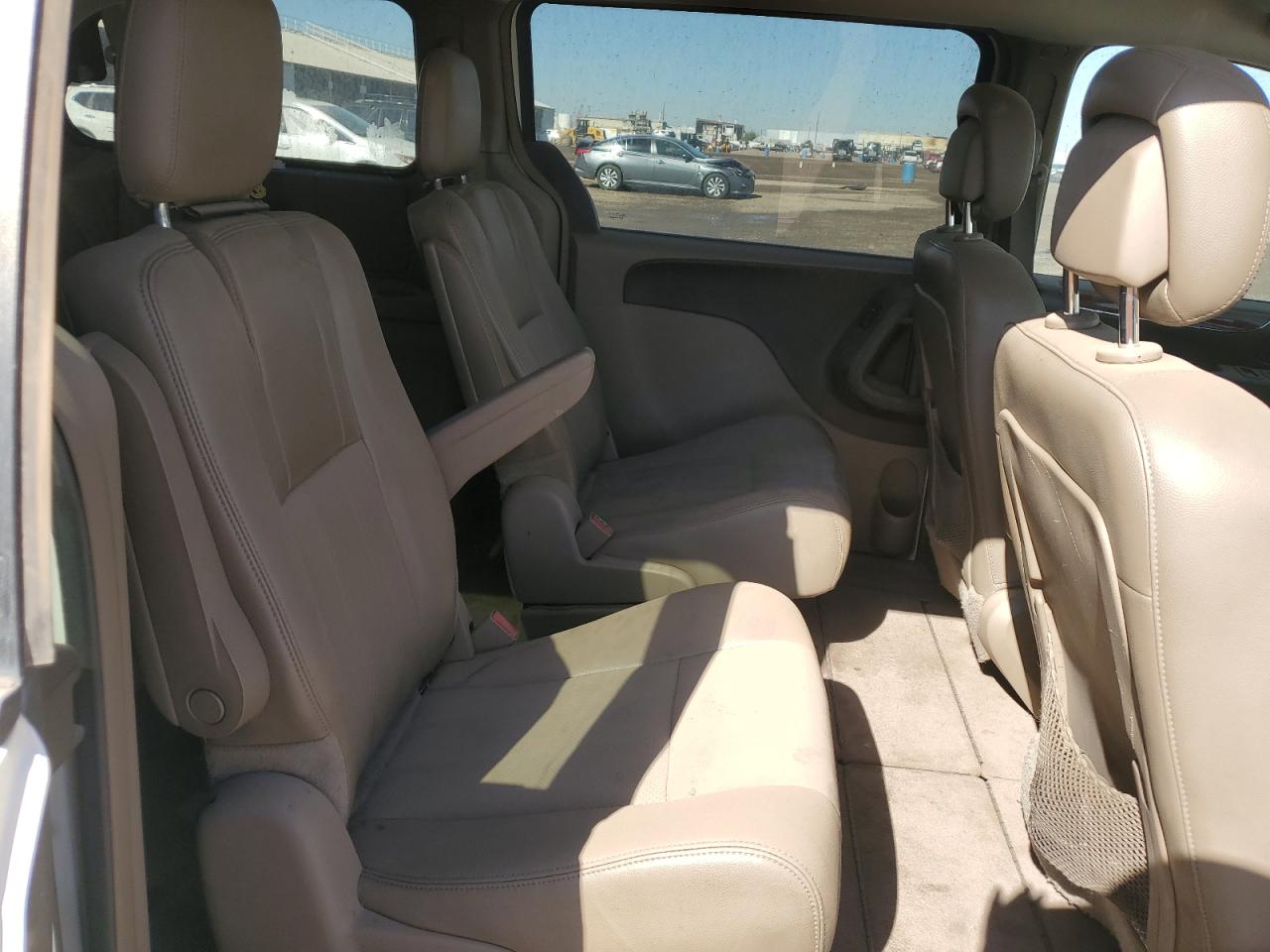 2012 Chrysler Town & Country - Image 11