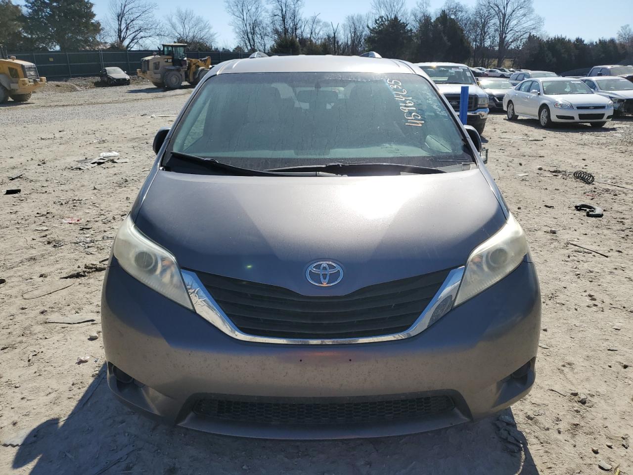 2011 Toyota Sienna - Image 5