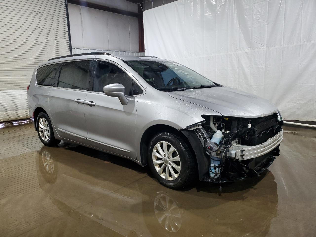 2017 Chrysler Pacifica - Image 4
