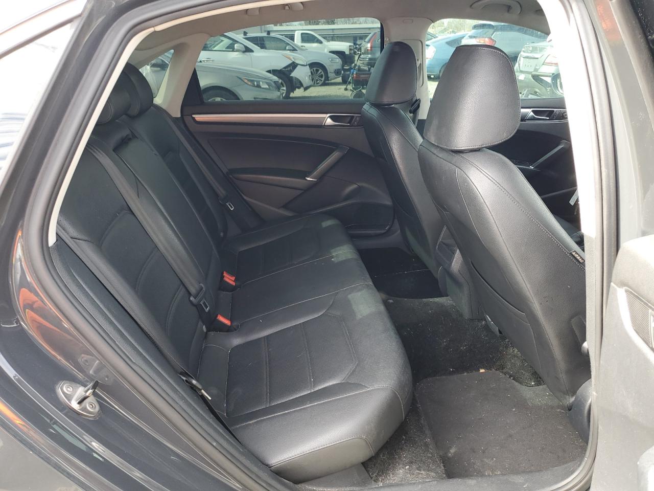 2017 Volkswagen Passat - Image 10