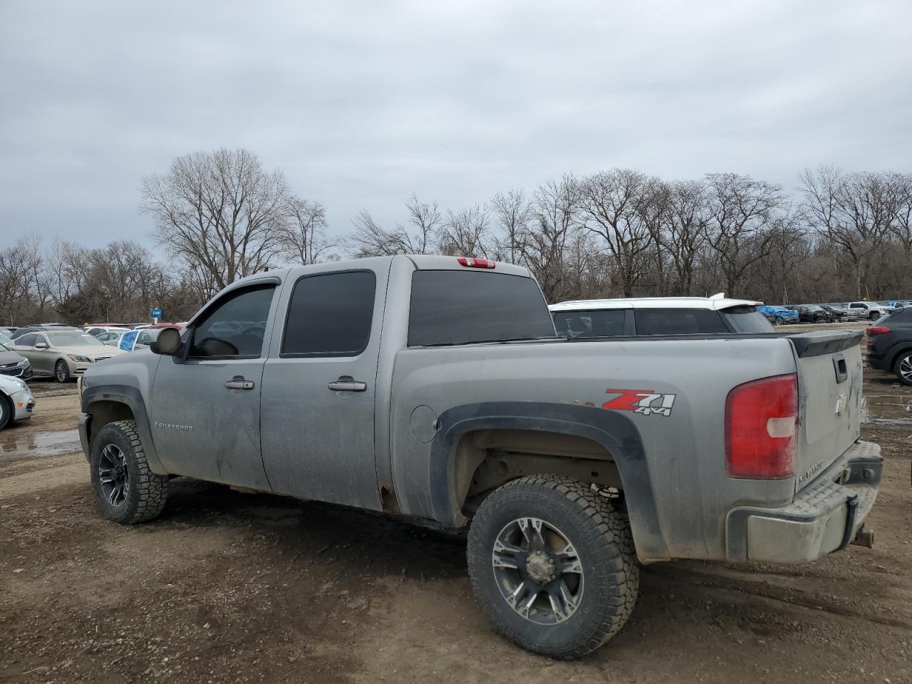 2007 Chevrolet Silverado - Image 2