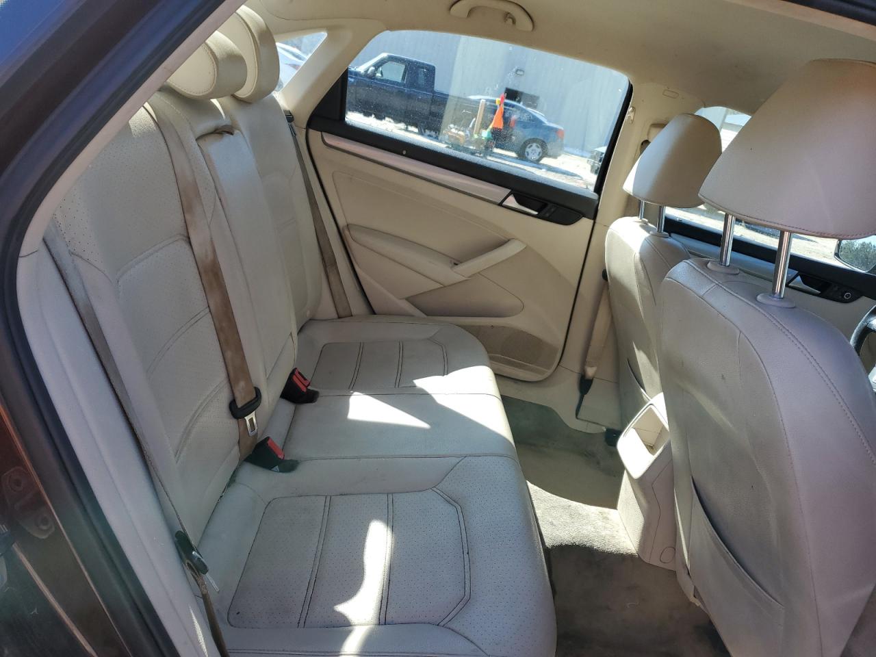 2014 Volkswagen Passat - Image 10