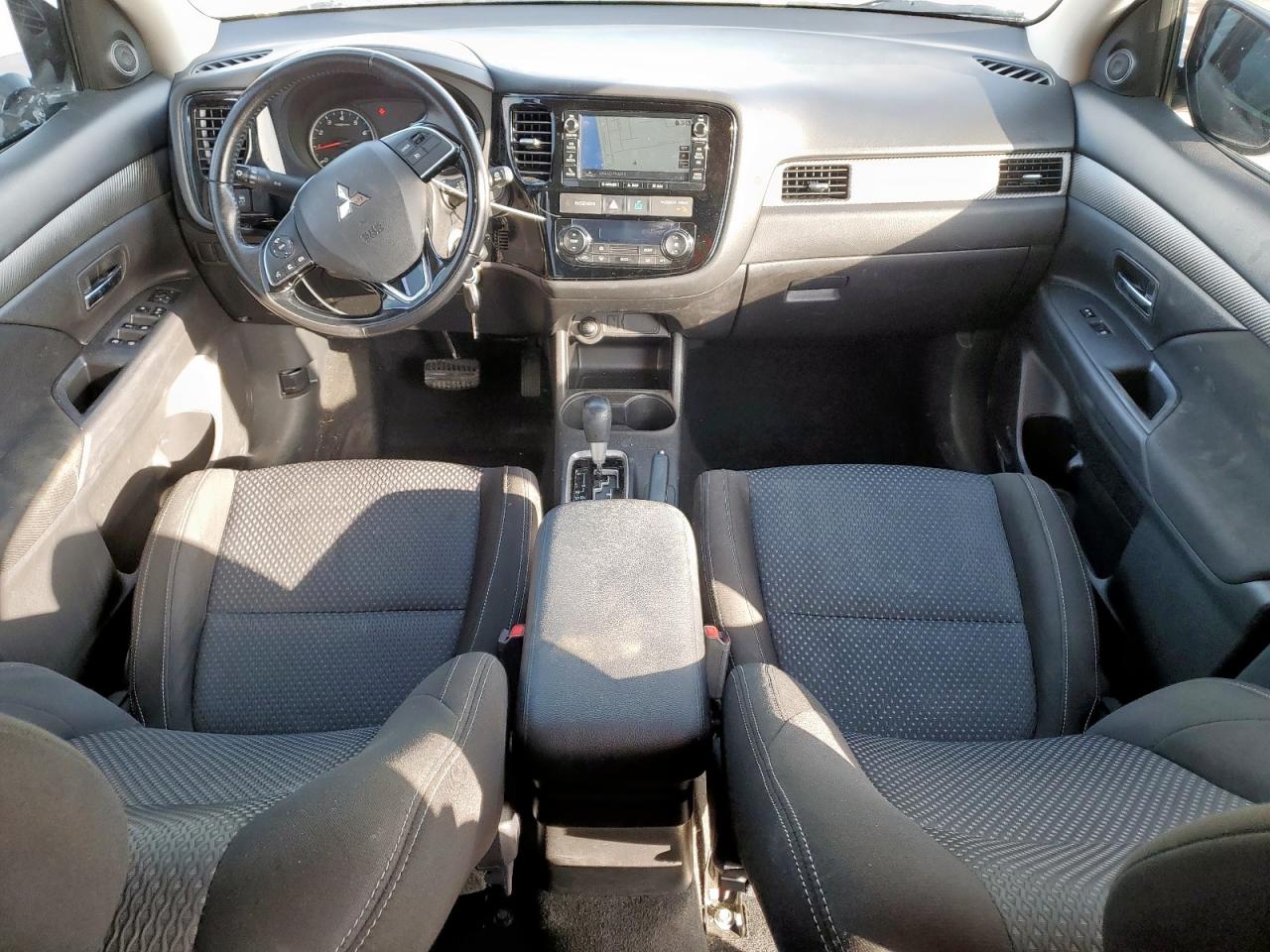 2016 Mitsubishi Outlander - Image 8