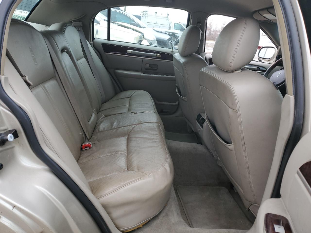 2010 Lincoln Town Car - Image 10