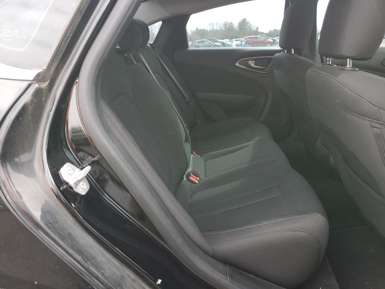 2016 Chrysler 200 - Image 10