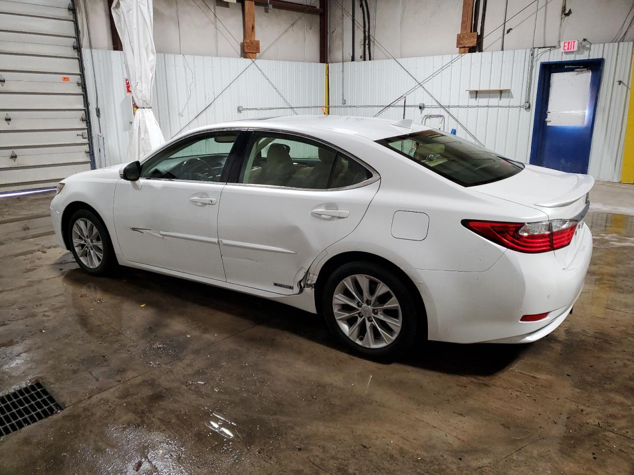 2015 Lexus ES - Image 2