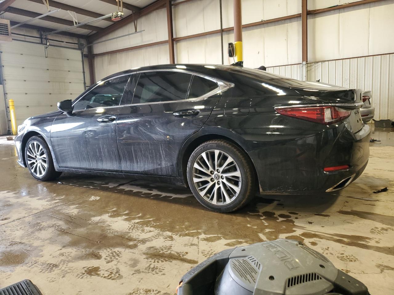 2020 Lexus ES - Image 2