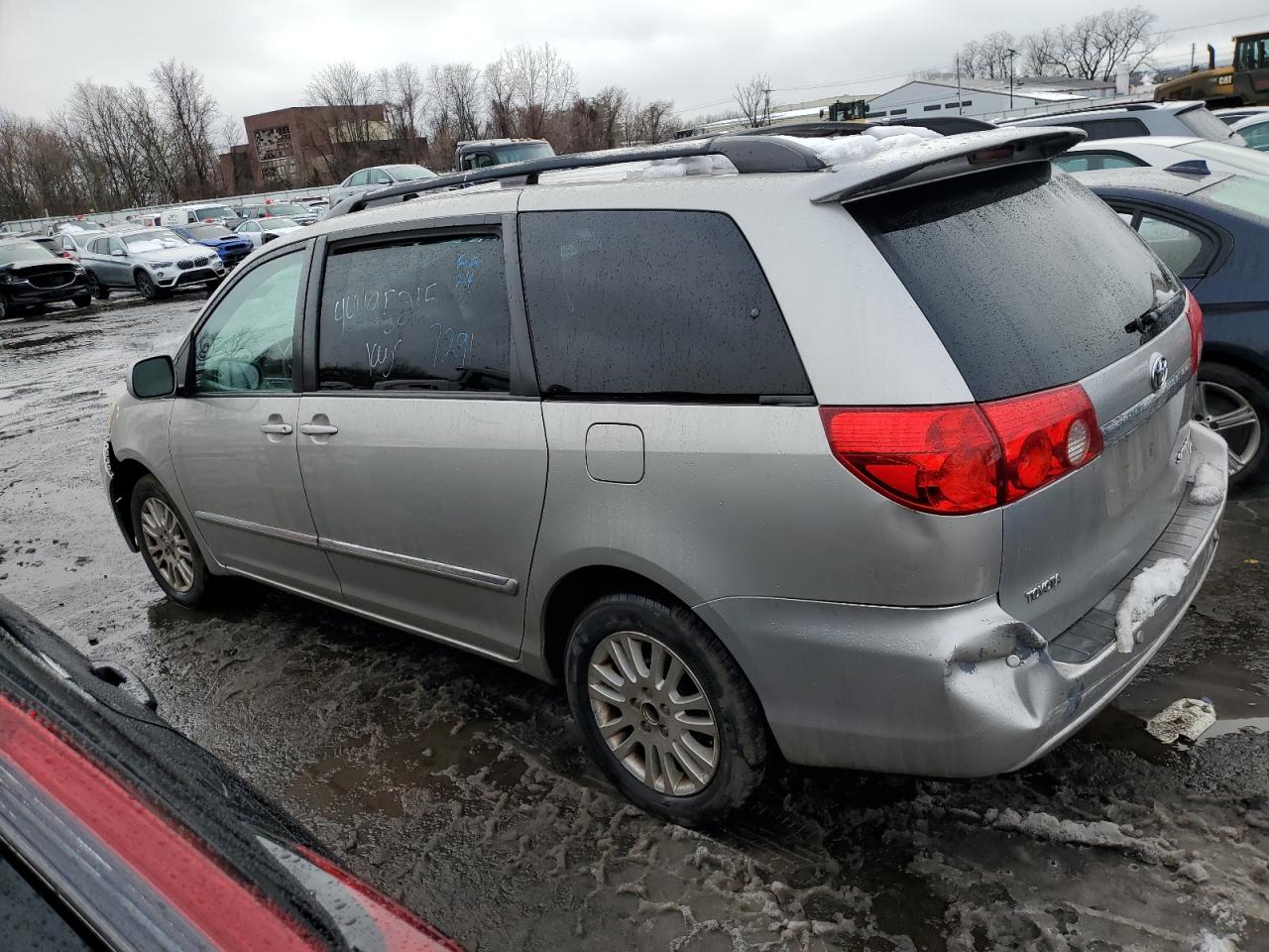 2009 Toyota Sienna - Image 2