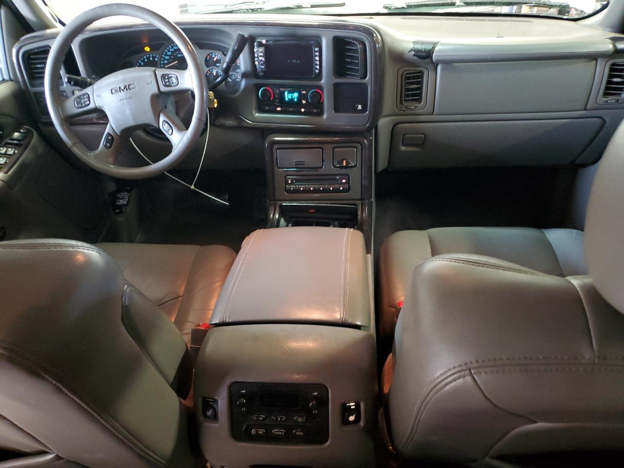 2004 GMC Yukon - Image 8