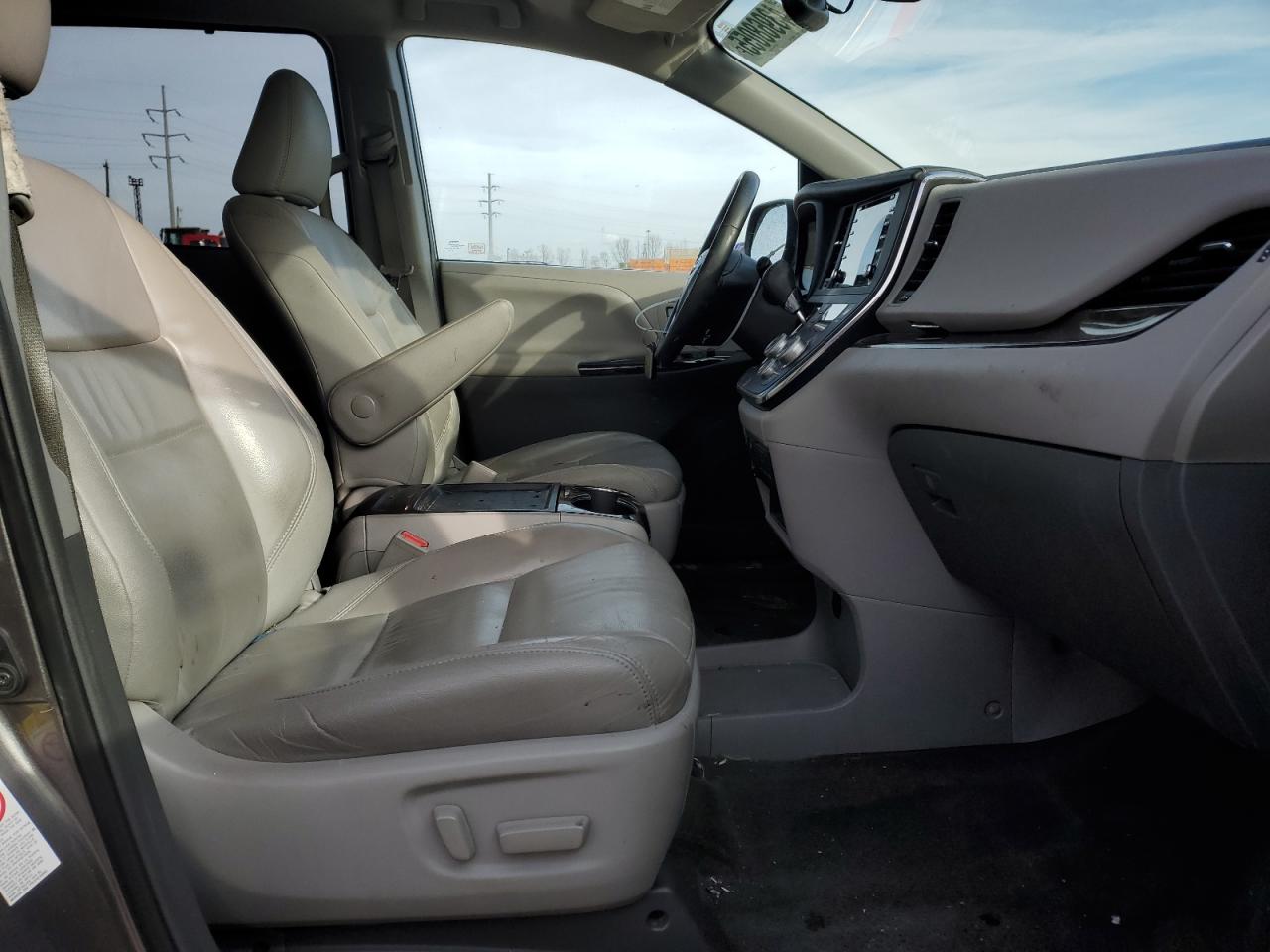 2018 Toyota Sienna - Image 5