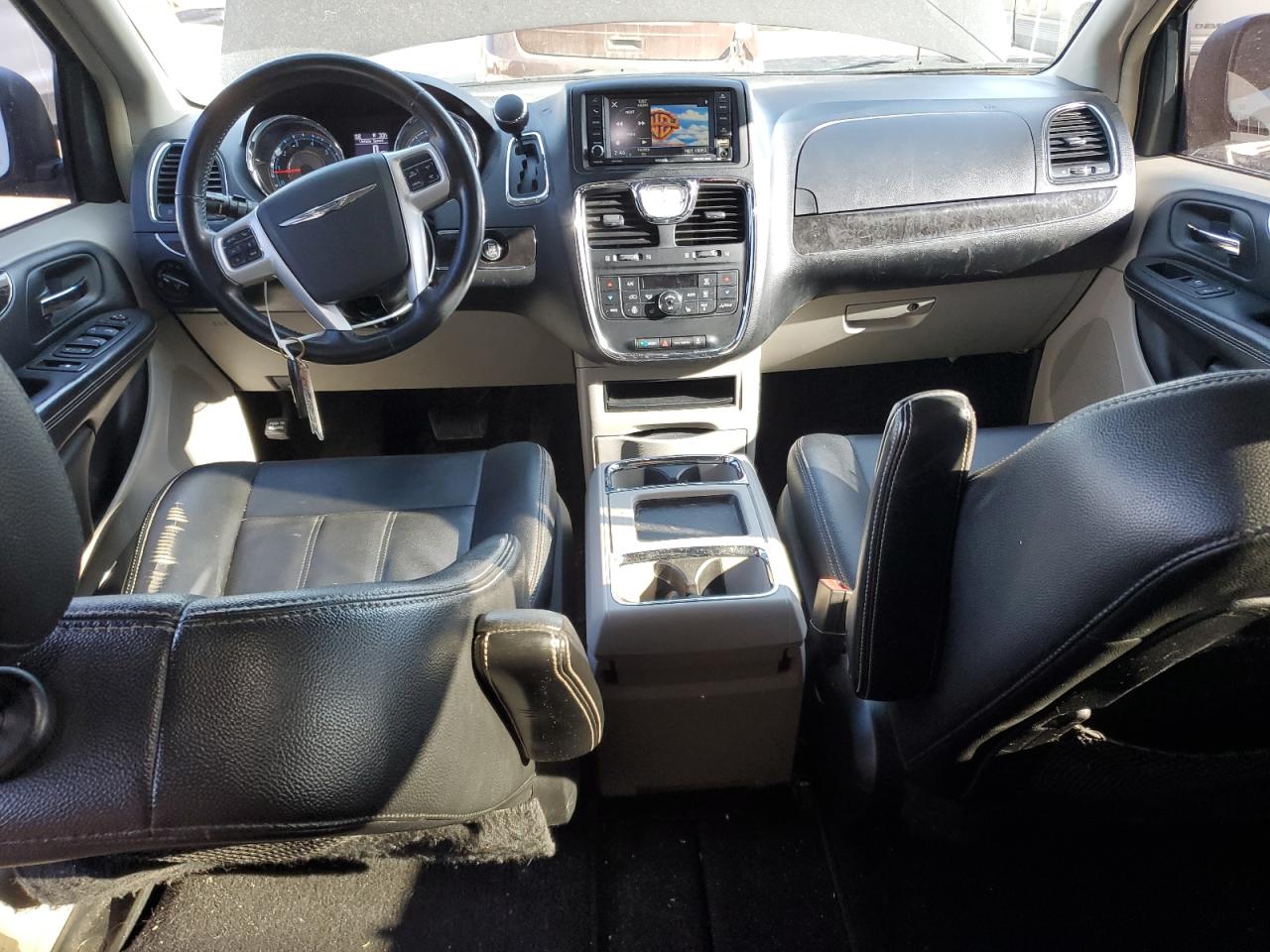 2015 Chrysler Town & Country - Image 8