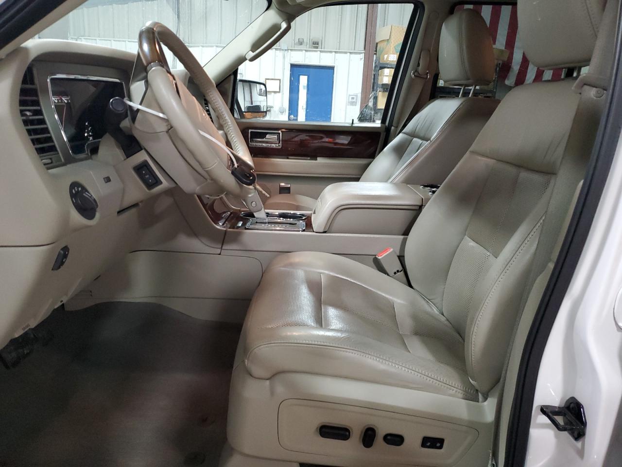 2013 Lincoln Navigator - Image 7