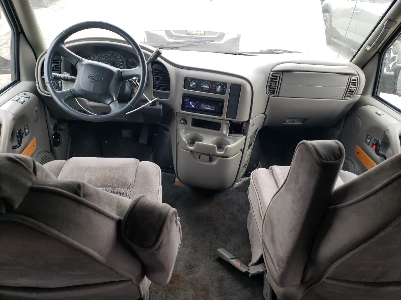 2002 Chevrolet Astro - Image 8