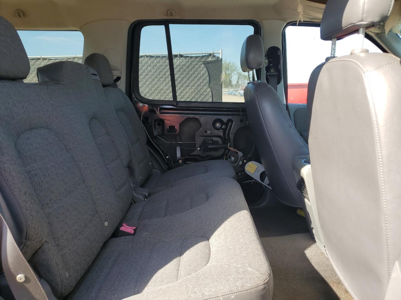 2005 Ford Explorer - Image 11
