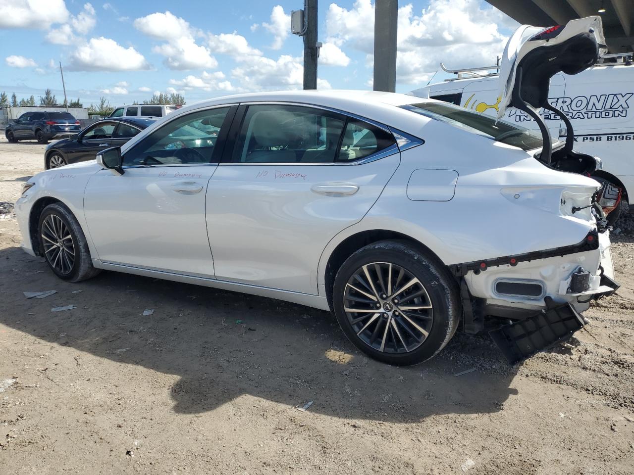 2023 Lexus ES - Image 2
