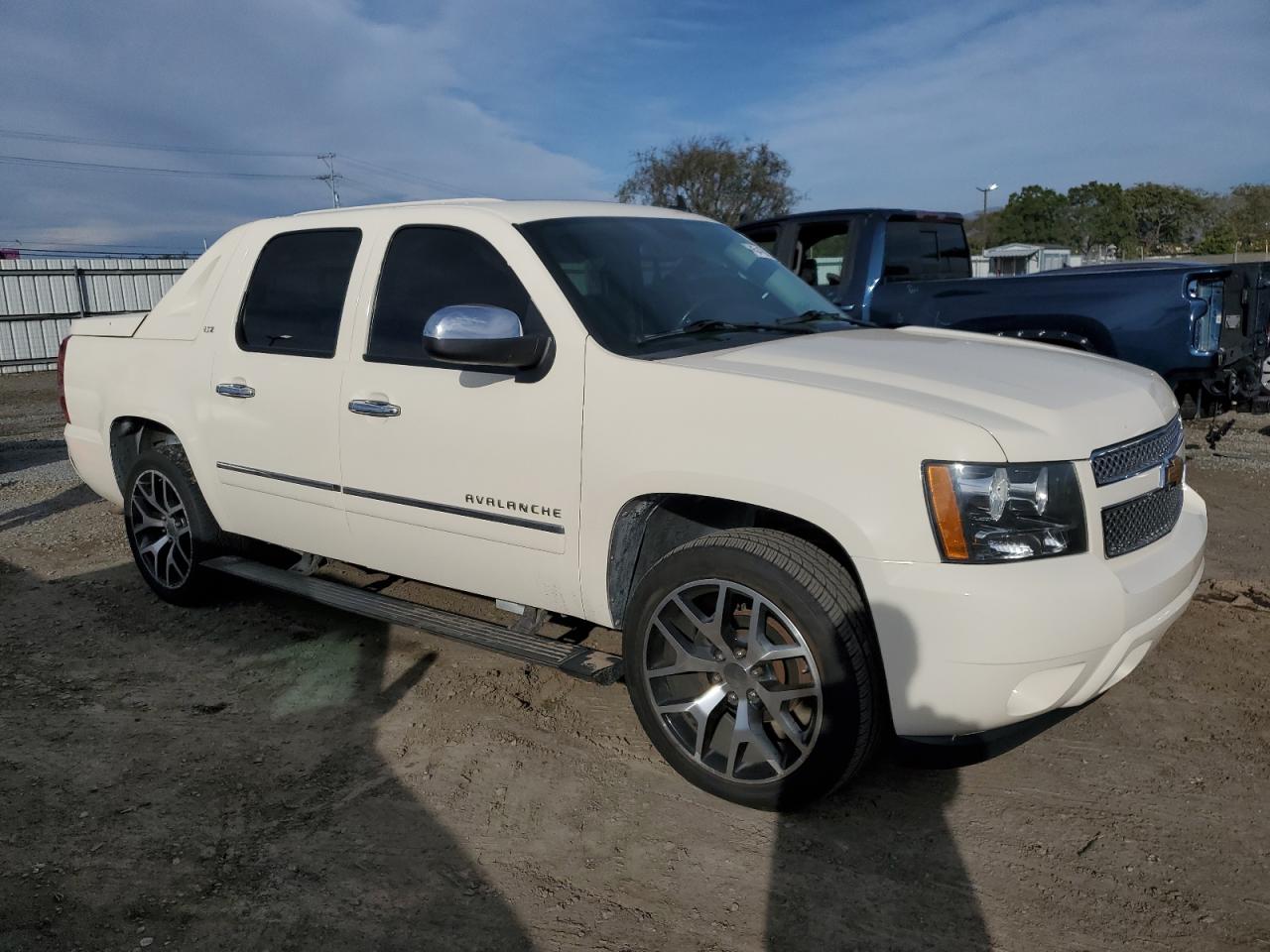 2012 Chevrolet Avalanche - Image 4