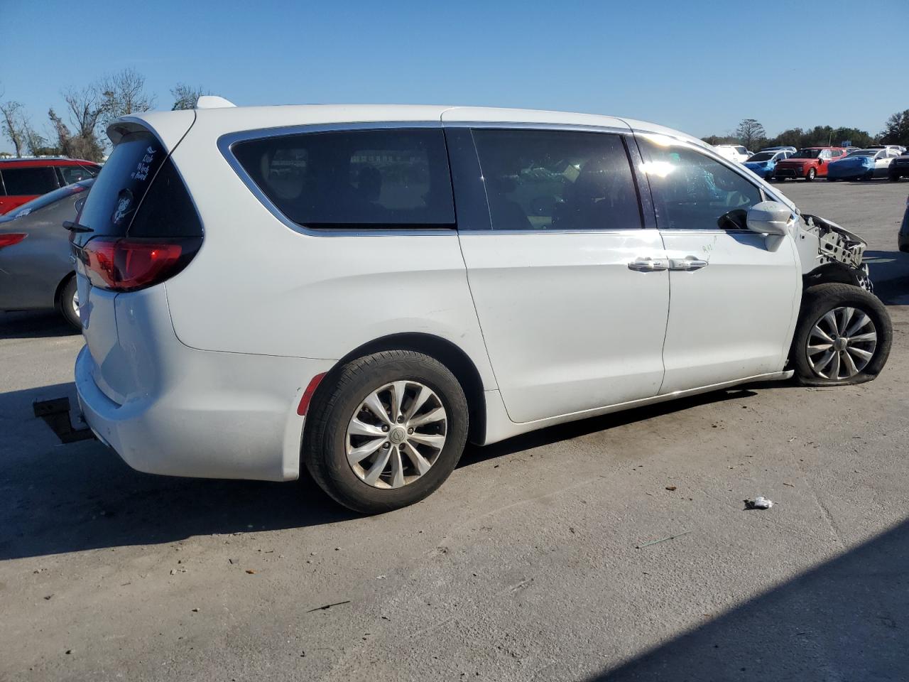 2018 Chrysler Pacifica - Image 3