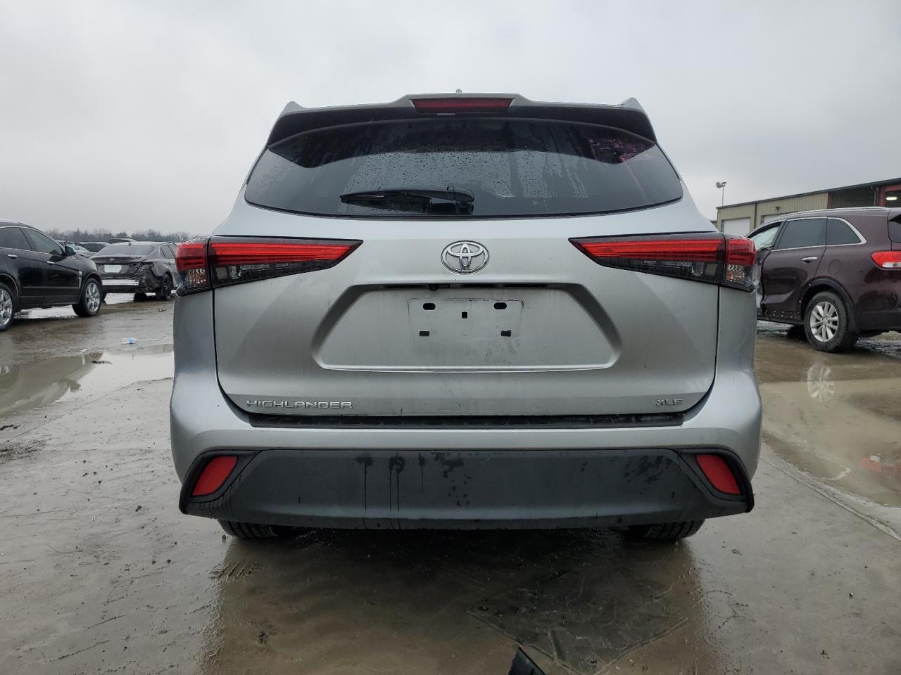 2022 Toyota Highlander - Image 6