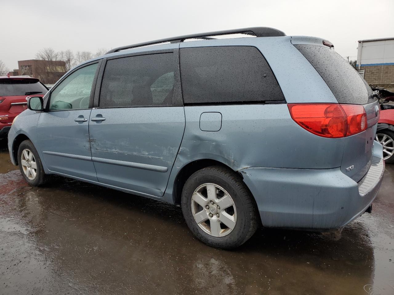 2010 Toyota Sienna - Image 2