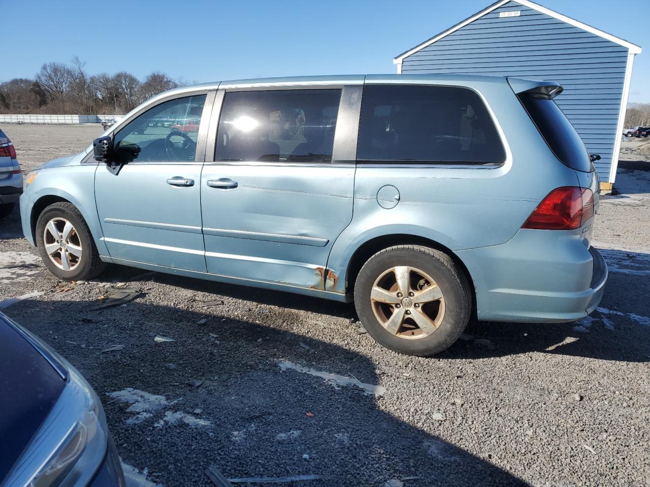 2010 Volkswagen Routan - Image 2