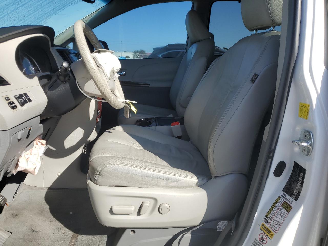 2011 Toyota Sienna - Image 7